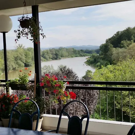 Plaza فندق Varvarin